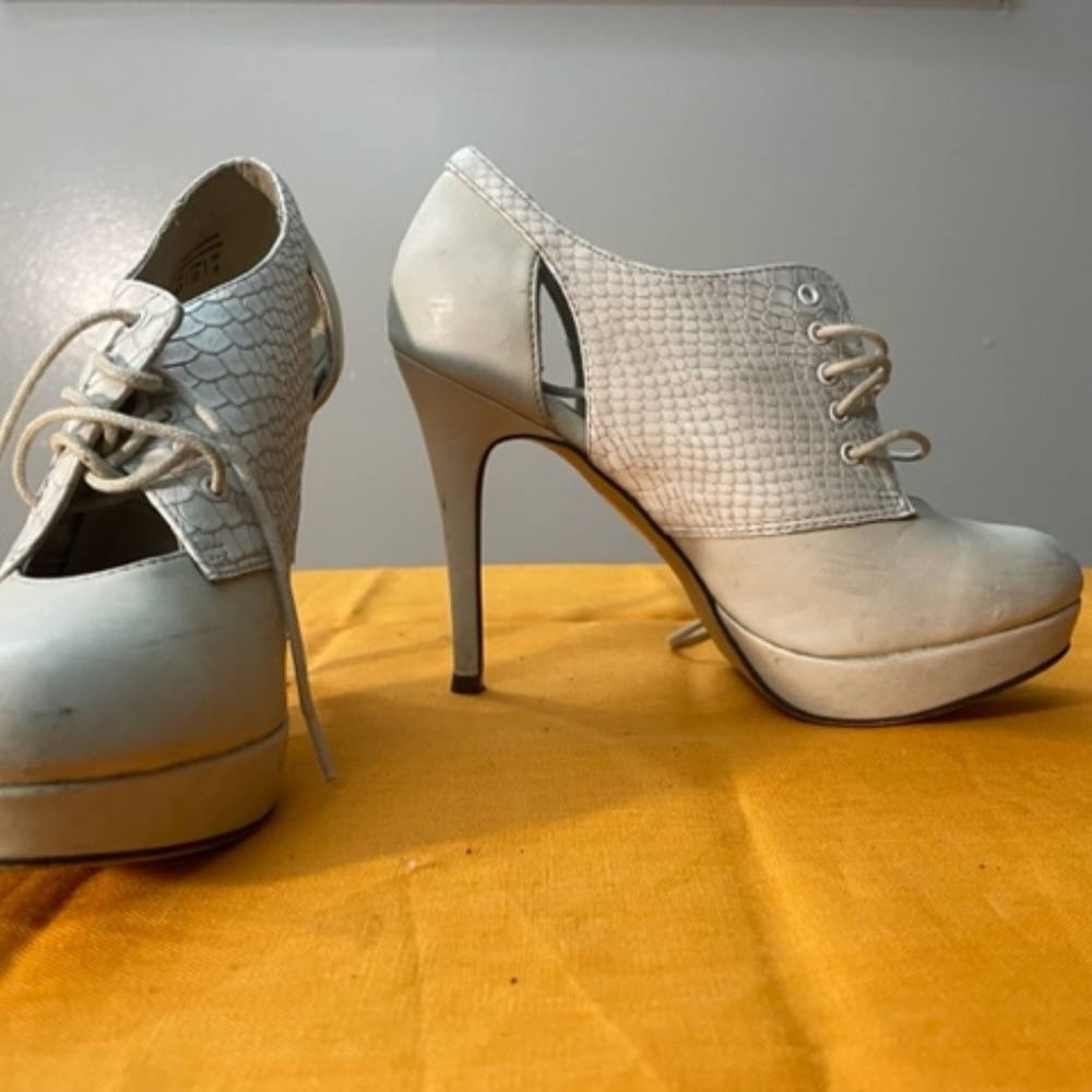 Cream female laced shoes
